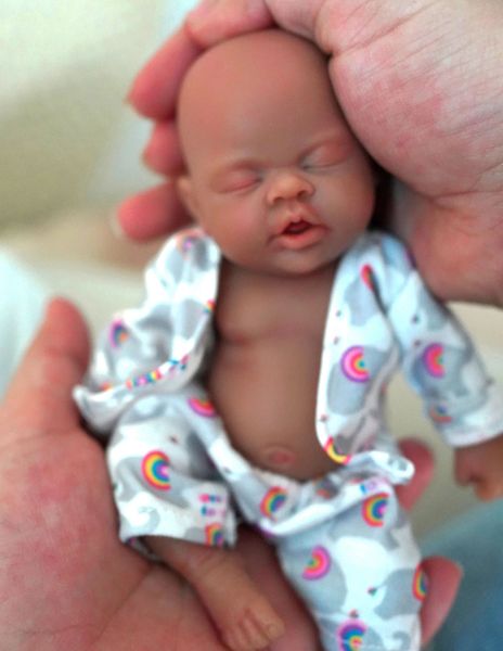 7 Micro Preemie Corpo Inteiro Silicone Preto Africano Americano Bady Owen Lifelike Mini Boneca Reborn Surprice Crianças Anti-Stress 240307