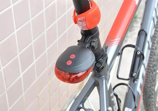 Luce laser per bici Lampada a LED di sicurezza per ciclismo Luce per bici Fanale posteriore per bicicletta 2 Laser 5 LED9107074