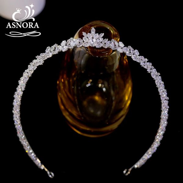 Moda Argento Colore CZ Diademi e corone per le donne a forma di U Copricapo da sposa Gioielli Diademi in cristallo Ornamenti per capelli da sposa 240305