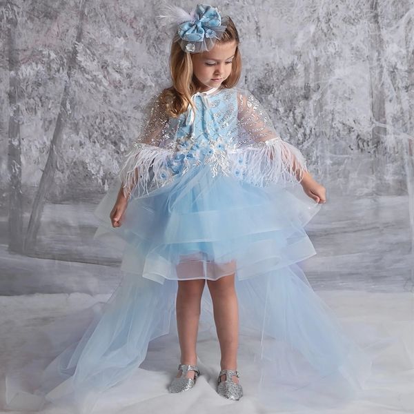 Himmelblaue High-Low-Blumenmädchenkleider mit Cape, Juwelenhals, Rüschen, gestuft, formelle Kleidung für Kinder, V-Rücken vorne, kurze Rückseite, langes Kindergeburtstags-Partykleid