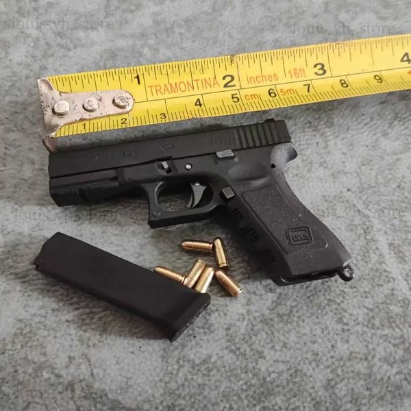 Gun oyuncakları taşınabilir metal mini oyuncak tabanca modeli anahtarlık alaşım imparatorluğu G17 kabuk ejeksiyon tabanca şekli silahsız montaj kutu t240309