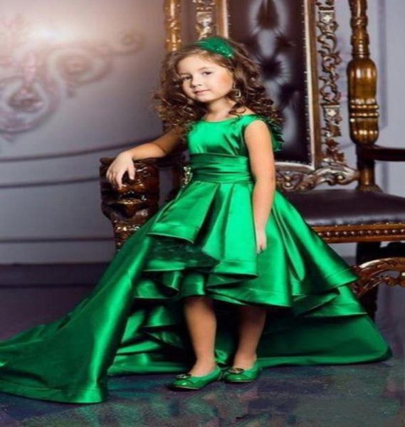2019 Bonito Verde Esmeralda Meninas Pageant Vestidos Jewel Neck Sem Mangas Babados Alto Baixo Curto Frente Longa Costas Vestidos de Flor para 8927745