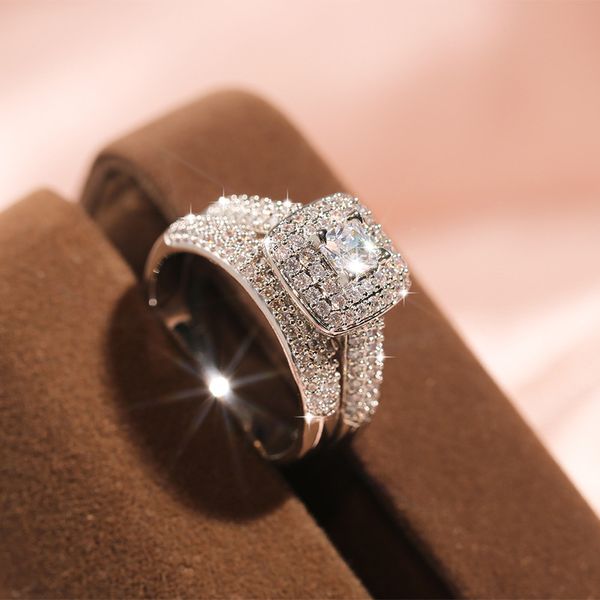 Set di anelli di fidanzamento di lusso con diamanti quadrati con coppia di diamanti micro-intarsiati con diamanti pieni Anello di fidanzamento di lusso alla moda europea e americana per le donne