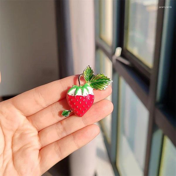 Spille Adorabile mini spilla in metallo a forma di fragola: accessorio perfetto per vestiti e oggetti per ragazze