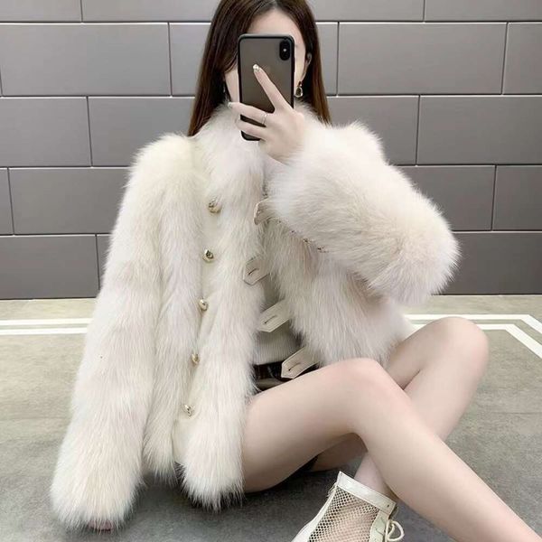 Pelle per donna 2023 inverno nuova imitazione pelliccia di volpe colletto in piedi popolare su Internet, cappotto con fibbia in metallo Haining ispessito alla moda 509126
