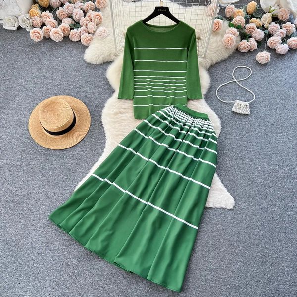 Vestido de duas peças verão pista de malha saia terno mulheres o-pescoço meia manga listra camisola top mini saia plissada conjunto meninas estudante 2pcs terno 2024