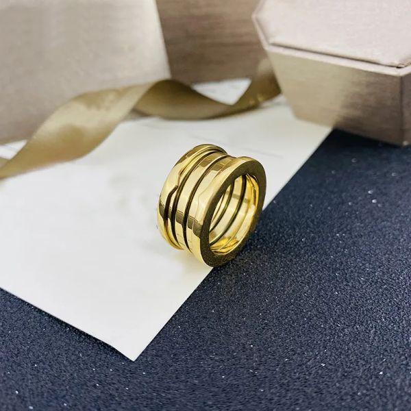 2024 Nuovi gioielli Moda Anello di design classico Donna Gioielli di lusso Anelli a fascia Regalo in oro argento Acciaio inossidabile Ceramica Regalo di San Valentino