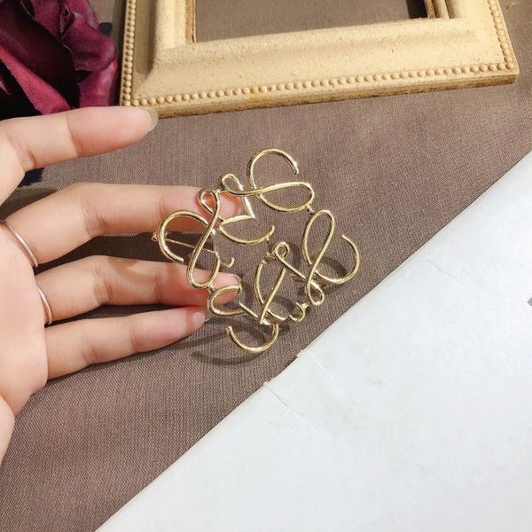 Vintage Gold Kaplamalı Metal Broşlar Klasik Logo Cazibesi Broşlar Broş Moda Stili Aşk Mücevher Tase Tasarımcısı Butik Doğum Günü Giyim Pimleri Aksesuarlar