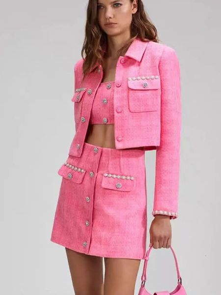 Женское розовое твидовое короткое пальто или мини-юбка с жемчужными пряжками и бриллиантами. Женская куртка с длинными рукавами. Костюмы Jupes 240305.