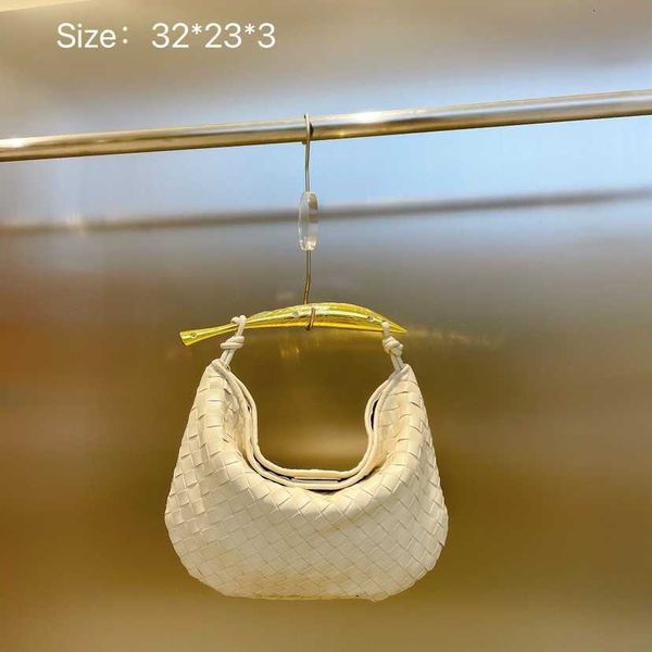 Borsa tessuta semplice da donna rossa Baobao portatile in rete 2024 e nuova moda una spalla coreana ascellare denti al chiaro di luna