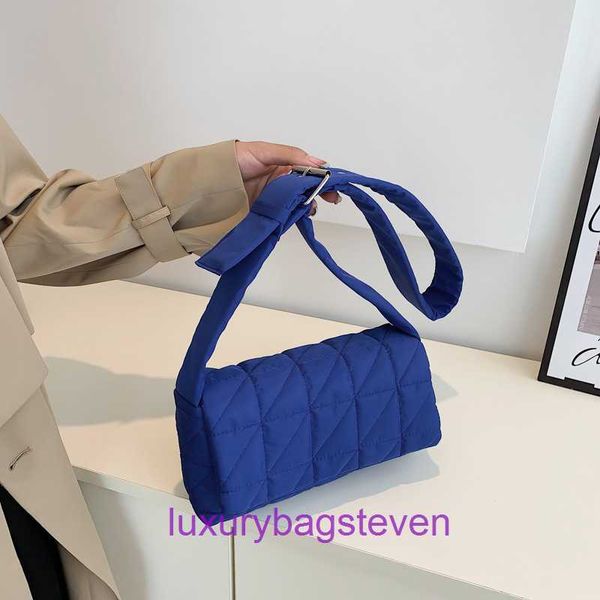 Großhandel Top Original Bottgss Ventss Kassetten-Tragetaschen Online-Shop Blaue Nylontasche Neues einzigartiges Design Minimalistischer Unterarm-HerbstW mit echtem Logo