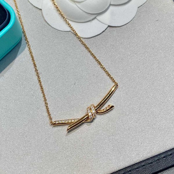 Designer Brand Gold Knot Necklace CNC Set a mano CNC Set semi di diamante Smooth ASIMMETRICO 18K Rose Gold Catena con logo