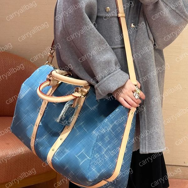 Duffle Bag Women's Keep All Bandoulier E 45 Denim Blue Double Feching Feching Padlock Nome Tag Tag Denim Lingo Designer Counter gravura personalizável de cartas de nome 10a