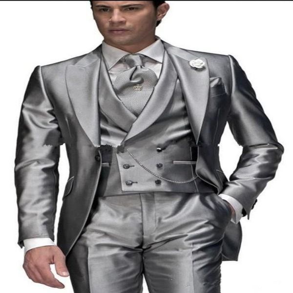 Nuovo stile One Button Smoking dello sposo grigio argento Picco risvolto Groomsmen Uomo Uomo Abiti da sposa Giacca Pantaloni Gilet Cravatta 4202276J