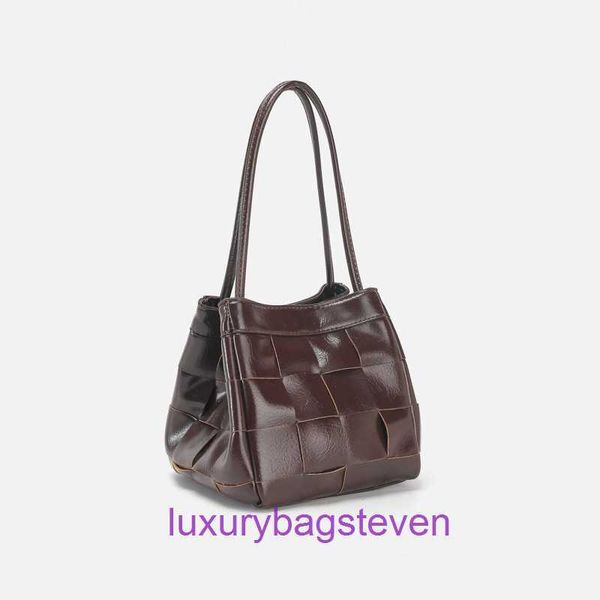 Top originali all'ingrosso Bottgss Ventss Cassette tote bags negozio onlineBorsa a tracolla 2024 nuova nicchia tessuta per donna semplice secchiello con logo reale 426G