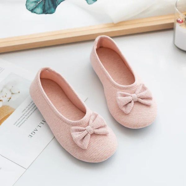 Тапочки с милым галстуком-бабочкой, весенне-осенняя женская семейная домашняя обувь для спальни на мягкой подошве, дышащая нескользящая обувь для взрослых на плоской подошве для беременных