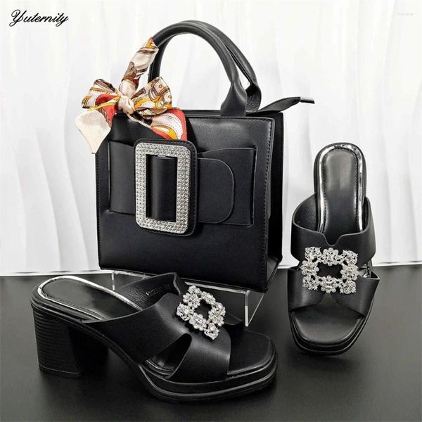 Scarpe eleganti estive in PU con metallo nero e borsa Set Borsa da festa con décolleté da donna africana elegante con tacco quadrato