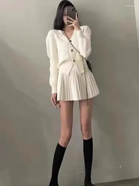 Vestidos de trabalho outono preto elegante 2 peça conjunto francês branco malha cardigan topo cintura alta festa sexy plissado mini saia moda coreana