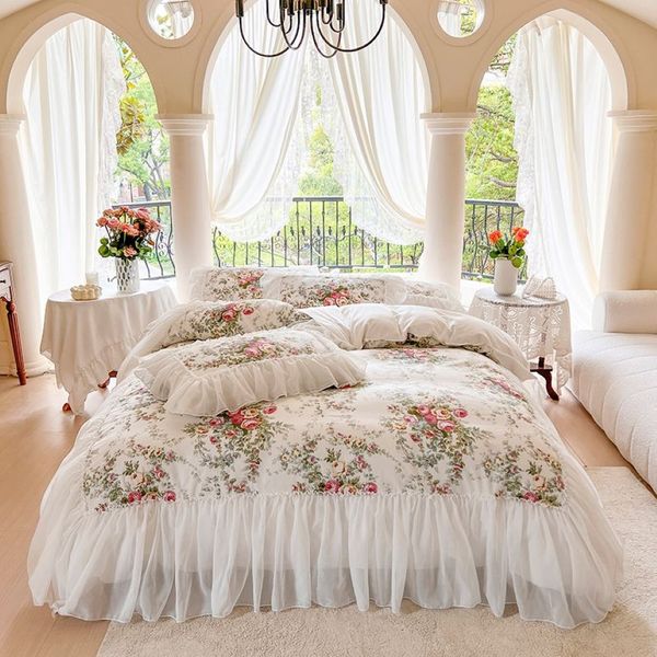 Set copriletto biancheria da letto in pizzo bianco stile coreano King Queen Size 4 pezzi Rose Print Princess Biancheria da letto Copripiumino Gonne letto Federa210c