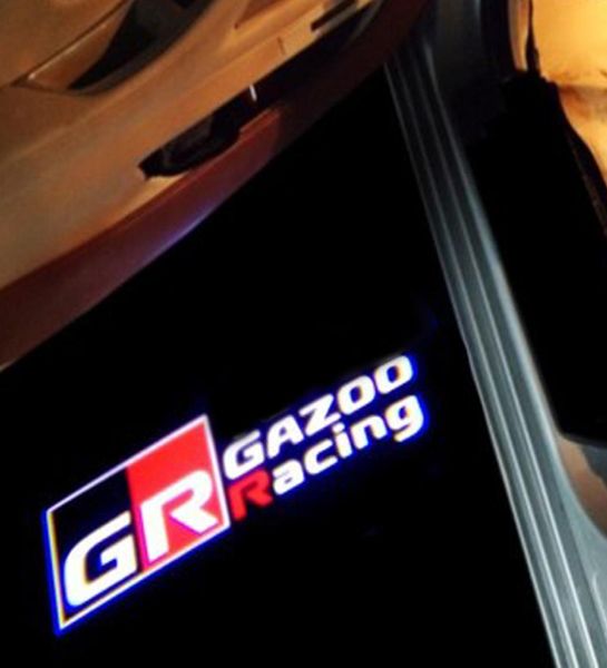 2 pçs/lote Luz Da Porta Do Carro GAZOO Racing GR SPORT Logo Light Para Carro Stying Luz de Boas-vindas Decorativa Lamp1298388