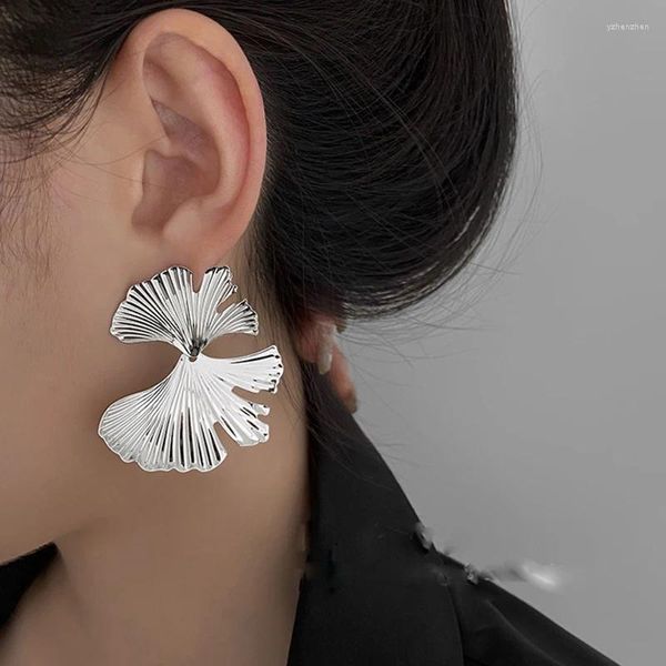 Orecchini pendenti Foglia di ginkgo irregolare esagerata per le donne Accessori in stile metallo a fungo a forma di ventaglio retrò Gioielli di moda