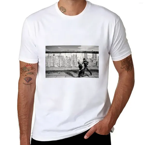 Erkek tankı, Berlin Wall'un kalıntıları boyunca çalışan iki çocuğu TOPLAR ALMANYA T-shirt Hızlı kurutma siyah tişörtler erkekler için