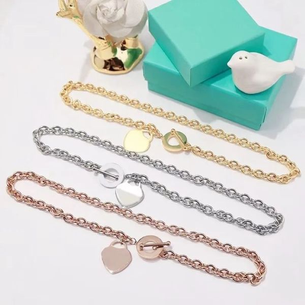 Collana con ciondolo a forma di cuore in oro 18 carati di design di lusso con set di gioielli con bracciale classico di moda originale intero e al dettaglio 240T