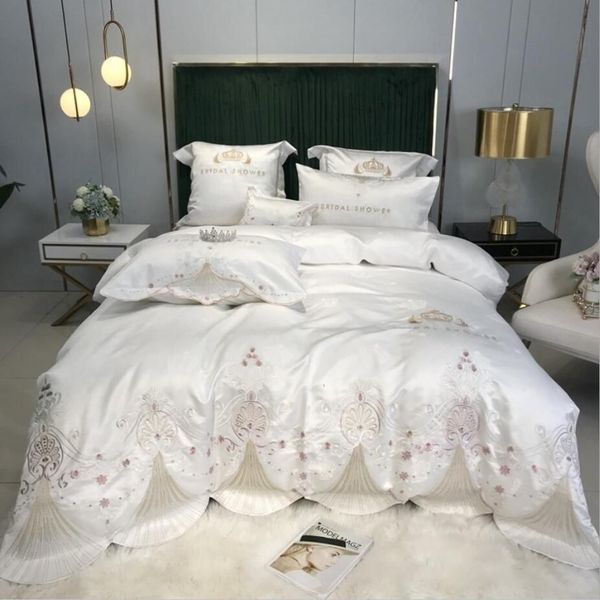 Set biancheria da letto jacquard europeo di lusso 4 pezzi Copriletto ricamato bianco Copripiumino trapuntato principessa in cotone satinato setoso lenzuolo pillowc2474