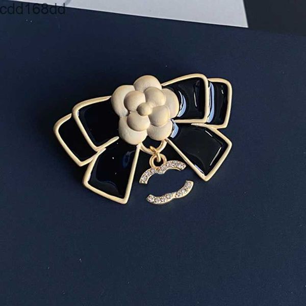 Pins Broches Womens Designer Broches Gold Sier Banhado Inlay Cristal Jóias Marca Carta Broche Charme Pérola Pin Casar Presente de Festa de Natal