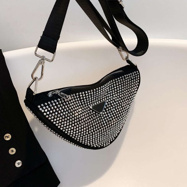 Фабрика оптом и в розницу Дизайнерские сумки Мода Rhintone Crossbody Маленькая сумка Женская на одно плечо подмышкой Широкий городской простой треугольный рюкзак