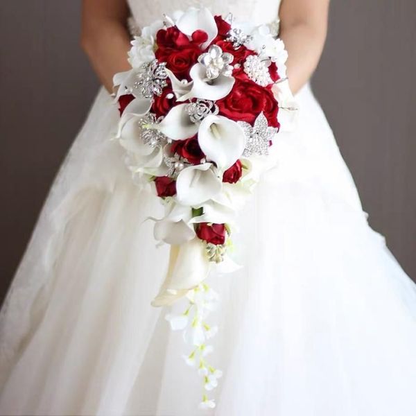 Свадебные цветы 2021 Водопад Красные свадебные букеты Искусственный жемчуг Хрустальный букет De Mariage Rose267P