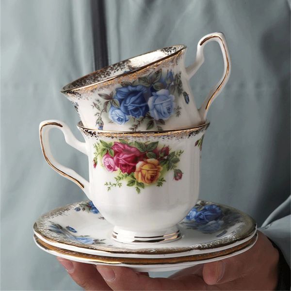 Bone China Kahve Kupası Set Seti İngiliz Retro Gül Baskı Hediyesi El boyaması Altın Seramik Kahve Kupa Ev Mutfak İçecek Tarafeti 240304