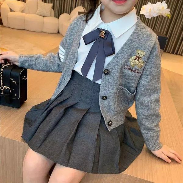 Meninas roupas de outono jk estilo preppy uniforme terno de camisa branca Cardigã de saia curta média e grande conjunto de crianças 240403