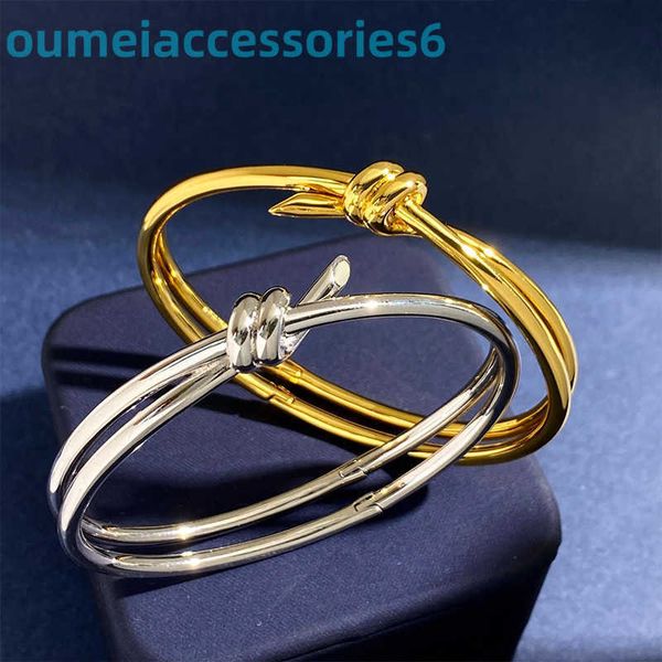 2024 Designer de luxo marca jóias pulseiras nó para mulheres com camada dupla superfície lisa e minimalista ins cruz torcida pulseira por Yang Mi