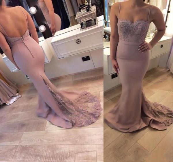 2020 Dusty Pink Vestidos de dama de honra Spaghetti Straps Lace apliques contas sem mangas abertas nas costas Sweep Train Vestidos de festa de casamento Gu1103938