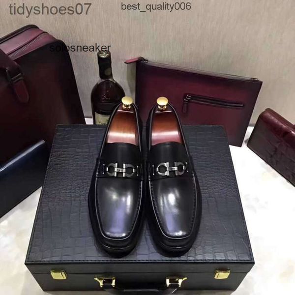 Salvatore Ferragamo Вы Feragamo Ferra s Low com Vestido Sapatos de Couro Corte Britânico Sapatos de Couro Casuais de Alta Qualidade Nova Fivela de Metal e Pedal de Couro Business