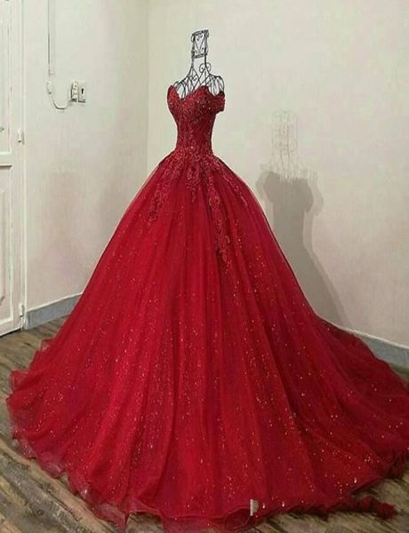 2020 Блестящие темно-красные платья Quinceanera с открытыми плечами и кружевными аппликациями из тюля с блестками бальное платье длиной до пола Sweet 16 Party Prom Eveni5519241