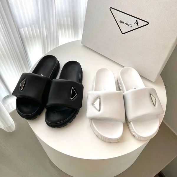 Top Quality Designer de luxo Sandália Mulheres de verão Triângulo de metal sandália macia Slide Man Sapatos de moda Plataforma deslizante de borracha de viagens ao ar livre