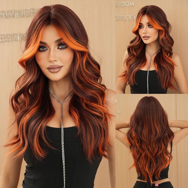 Parrucca all'ingrosso da donna con capelli ricci lunghi, frangia a forma di figura in un colorato arancione fiamma. Evidenzia parrucche spedizione veloce