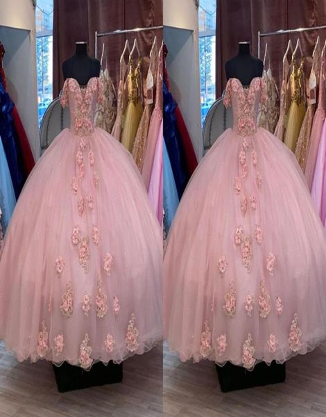 Romântico Dusty Pink 3D Flores Barato Vestido de Baile Quinceanera Vestidos de Baile Fora do ombro Applique Frisado Doce 15 Masquerade Eveni5541011