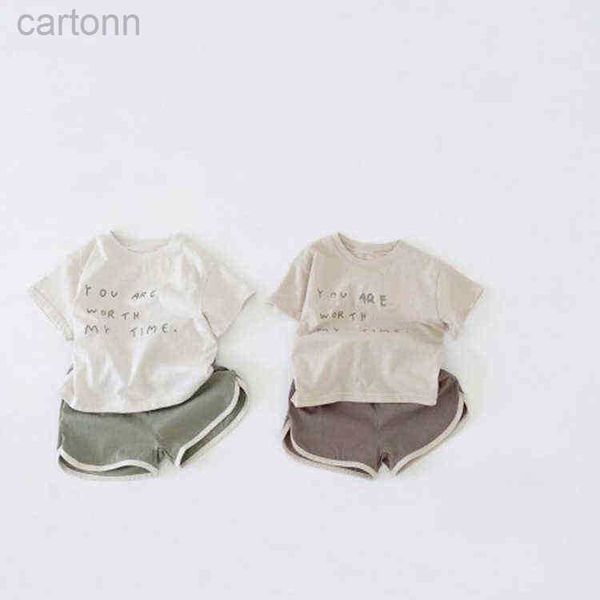 Комплекты одежды Детский летний детский костюм для мальчиков и девочек Корейская простая футболка с короткими рукавами и надписью Повседневные шорты Комплект из двух предметов ldd240311