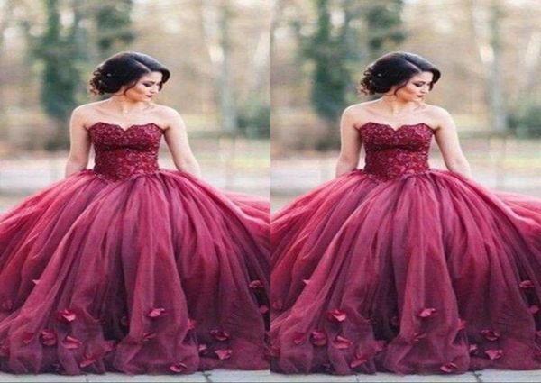 Burgunderrotes trägerloses Ballkleid Prinzessin Quinceanera Ballkleider Spitzenmieder Baskische Taille rückenfreie lange Abendkleider Custom4386699