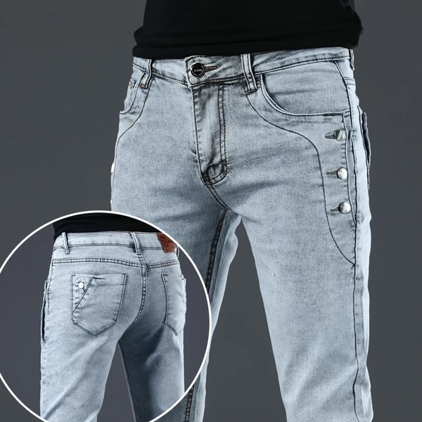 Marca de moda botão bolso homens jeans estiramento casual magro algodão luz azul escuro cinza designer masculino calças jeans 240305