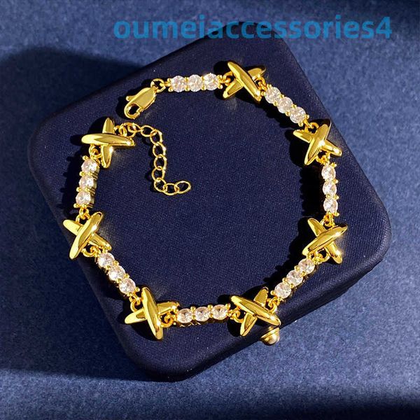 2024 Schmuck-Designer-Marken-Armbänder Koreanisch von Ins Intarsien Zirkon Home Metall Glänzender Charakter Modisches glänzendes, volldiamantbeschichtetes 18-Karat-Gold-Armband