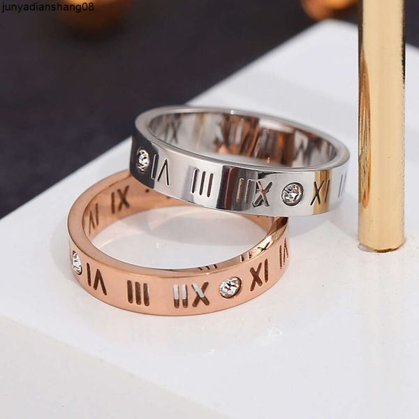 Neuer 18-karätiger Roségold-Titanstahl-Ring mit römischen Ziffern und ausgehöhltem Diamant-Buchstabenring für Herren und Damen