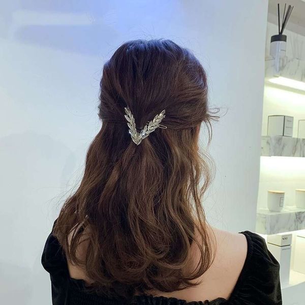 Luxo clipe de cabelo de cristal brilhante para mulheres coreanas v forma fivela de cabelo para meninas acessórios de cabelo ornamentos de moda de cabeça do presente 2024 marcas de designer de venda quente