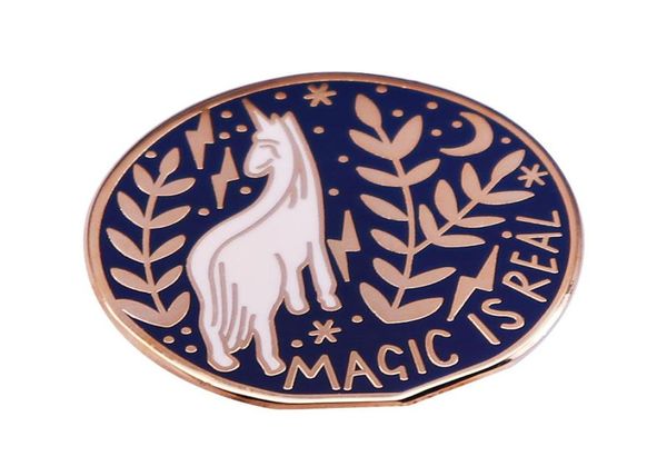 Magia é real duro esmalte pino dos desenhos animados unicórnio branco animal broche de metal acessórios moda lapela mochila pinos jóias2169010