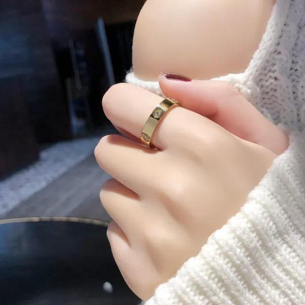 Luz de luxo lindo anel de parafuso clássico luxo designer jóias para mulheres anéis de banda titânio aço designer anel liga banhado a ouro moda nevefade para casamento dd13
