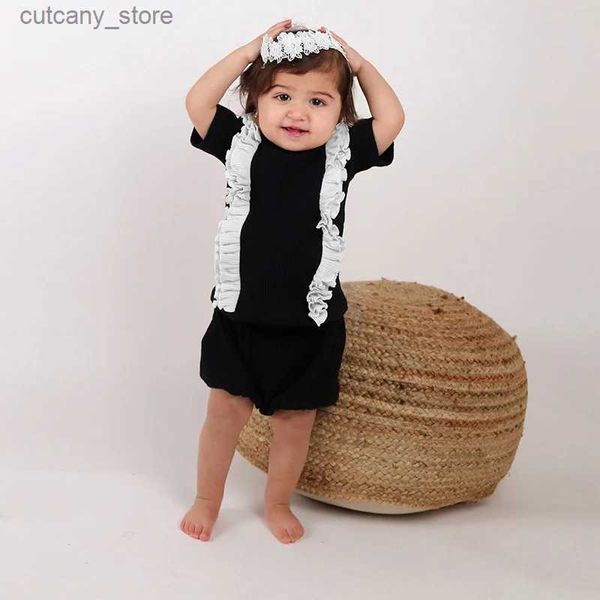 Camisetas Bebê conjunto roupas de verão 2pcs top e bloomers preto com nervuras roupas infantis roupas de menina em torno do pescoço mangas curtas contraste babados L240311