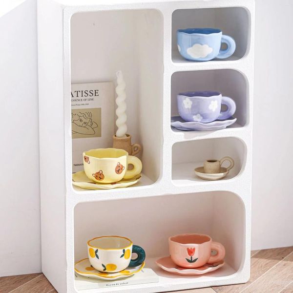 Tazze Tazza da caffè e piattino in ceramica per caffè latte in cartone animato. Abito da tè pomeridiano dipinto a mano creativo con acqua di fiori carini per ragazze